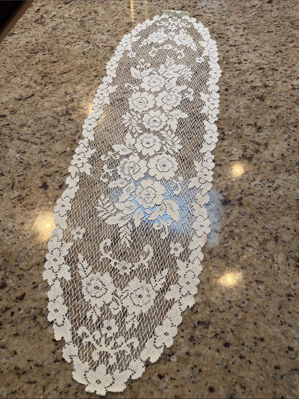 Vintage white tabel runner